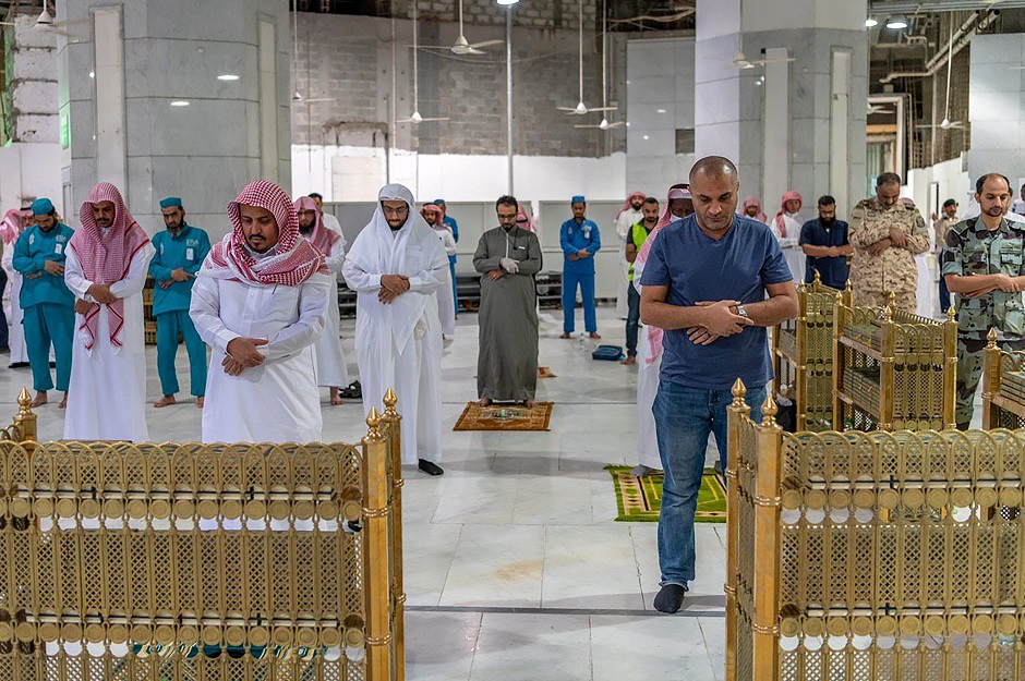 People perform prayer as they perform social distancing near Kaaba in the Grand Mosque during the holy month of Ramadan, following the outbreak of the coronavirus disease (COVID-19), in the holy city of Mecca, Saudi Arabia April 28, 2020. Picture taken April 28, 2020. Saudi Press Agency/Handout via REUTERS ATTENTION EDITORS - THIS PICTURE WAS PROVIDED BY A THIRD PARTY.