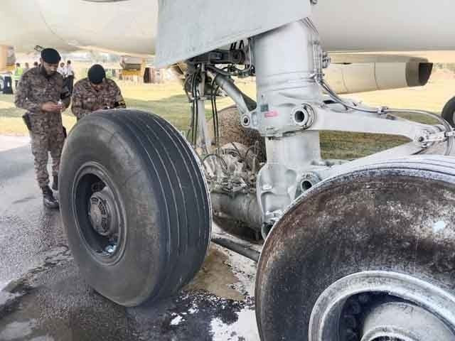 the air traffic controller observed smoke and sparks in the left landing gear photo express the air traffic controller observed smoke and sparks in the left landing gear photo express