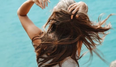 your hair needs sunscreen too here s why scalp burn is no joke