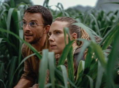 jonathan bailey and scarlett johansson steal the spotlight at jurassic world rebirth premiere in london