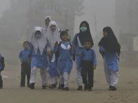 children walk to school in heavy smog in lahore on nov 6 2017 photo afp