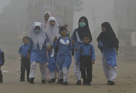 children walk to school in heavy smog in lahore on nov 6 2017 photo afp children walk to school in heavy smog in lahore on nov 6 2017 photo afp