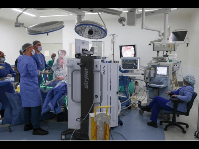 Surgical automation AI-guided cameras solo surgery  | The Express Tribune