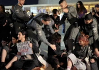 israeli border guards attempt to remove protesters from the weekly war demonstration in tel aviv on march 28 2026 amid safety concerns over possible projectile attacks photo afp israeli border guards attempt to remove protesters from the weekly war demonstration in tel aviv on march 28 2026 amid safety concerns over possible projectile attacks photo afp