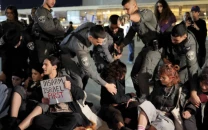 hundreds of israelis protest against war clash with police