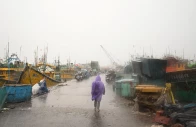 india evacuates over 180 000 as cyclone arnab hits coast