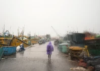 india evacuates over 180 000 as cyclone arnab hits coast