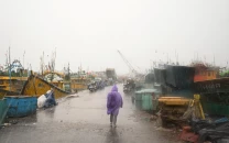 india evacuates over 180 000 as cyclone arnab hits coast