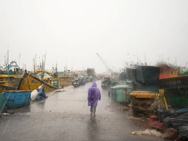 India evacuates over 180,000 as Cyclone Arnab hits coast