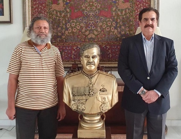 renowned sculptor aftab ahmed changezi standing with former army chief raheel sharif photo express renowned sculptor aftab ahmed changezi standing with former army chief raheel sharif photo express