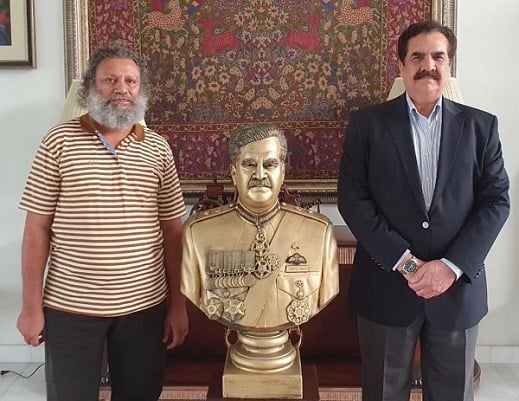 renowned sculptor aftab ahmed changezi standing with former army chief raheel sharif photo express