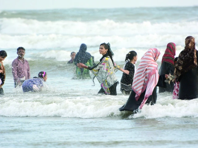 with a spike in temperature karachi s beach becomes a refuge for families trying to stay cool under the blazing sun photo jalal qureshi express with a spike in temperature karachi s beach becomes a refuge for families trying to stay cool under the blazing sun photo jalal qureshi express