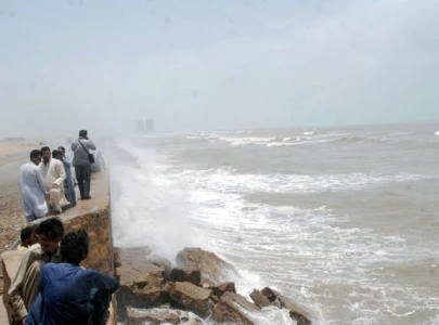 authorities on high alert as cyclone nears sindh s coastline authorities on high alert as cyclone nears sindh s coastline