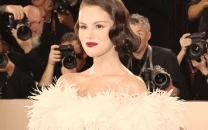 golden globes see selena miley in reunion moment