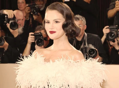 golden globes see selena miley in reunion moment