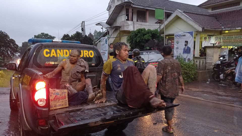 local people affected by the eruption of semeru mount volcano are evacuated at sumberwuluh village in lumajang regency east java province indonesia december 4 2021 in this photo taken by antara foto photo reuters