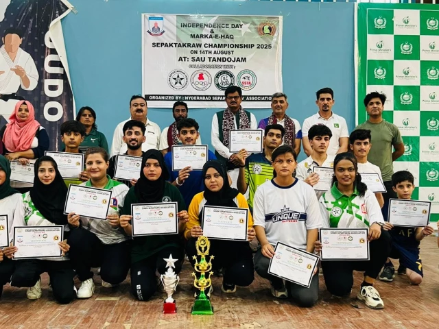 sepaktakraw players at the prize distribution ceremony of the independence day championship at sindh agriculture university photo sindh sepaktakraw sepaktakraw players at the prize distribution ceremony of the independence day championship at sindh agriculture university photo sindh sepaktakraw