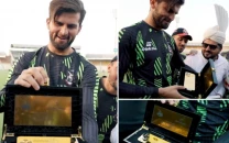 watch lahore qalandars gift gold plated iphone to captain shaheen afridi watch lahore qalandars gift gold plated iphone to captain shaheen afridi