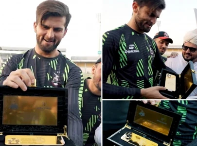 watch lahore qalandars gift gold plated iphone to captain shaheen afridi