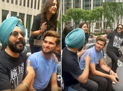 watch shaheen shah afridi mobbed by indian fans in new york watch shaheen shah afridi mobbed by indian fans in new york