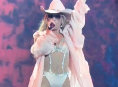 shania twain s las vegas outfit goes viral fans react you don t have to be half naked to perform