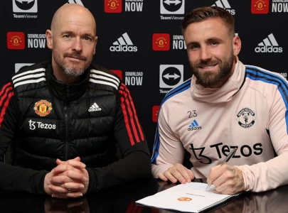 shaw extends man utd contract