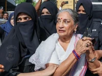 police allegedly use violence and arrest aurat march leader sheema kermani and her companions outside the press club on tuesday photo x