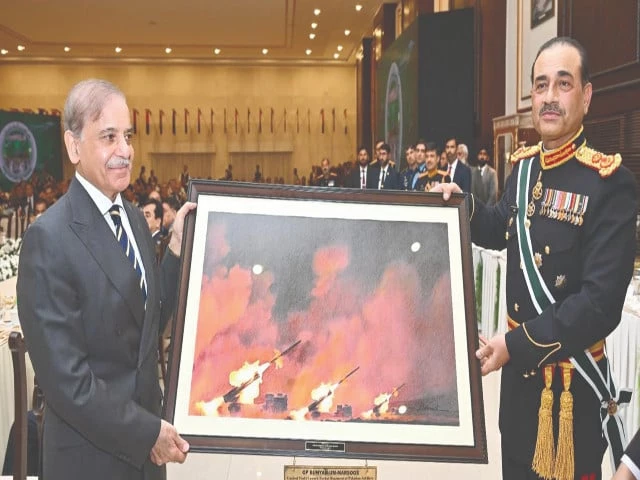 field marshal gen asim munir honours prime minister shehbaz sharif with a souvenir at a dinner celebrating the unity of political leadership military resolve and the people s unbreakable spirit during marka e haq and operation bunyanum marsoos photo online