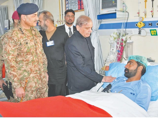 prime minister shehbaz sharif and coas gen asim munir meet with an injured soldier in quetta photo express prime minister shehbaz sharif and coas gen asim munir meet with an injured soldier in quetta photo express
