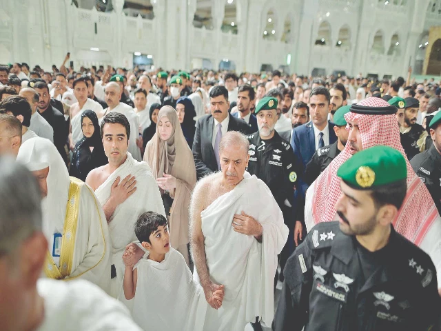 prime minister shehbaz sharif and punjab chief minister maryam nawaz circumambulate the kaaba during their umrah at the conclusion of their visit to saudi arabia photo app prime minister shehbaz sharif and punjab chief minister maryam nawaz circumambulate the kaaba during their umrah at the conclusion of their visit to saudi arabia photo app