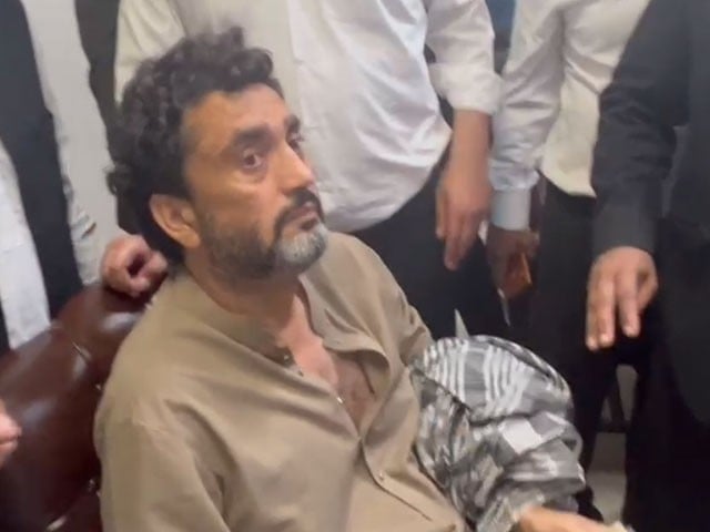 video shows pti leader shehryar afridi in torn clothes exhausted as his lawyers offered him water screengrab