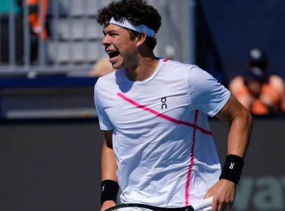 shelton beats tiafoe to win u s clay court title