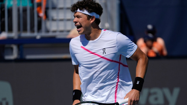 shelton beats tiafoe to win u s clay court title