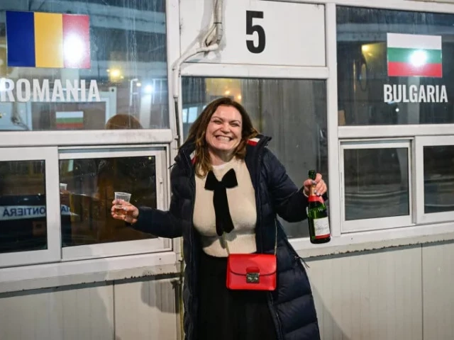 a bulgarian woman celebrates at a checkpoint at the giurgiu ruse border between romania and bulgaria on january 1 2025 photo afp a bulgarian woman celebrates at a checkpoint at the giurgiu ruse border between romania and bulgaria on january 1 2025 photo afp