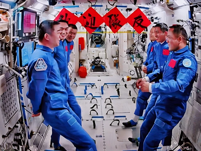 this image captured at beijing aerospace control center on nov 1 2025 shows the crew of shenzhou 20 and shenzhou 21 spaceships talking with each other photo xinhua this image captured at beijing aerospace control center on nov 1 2025 shows the crew of shenzhou 20 and shenzhou 21 spaceships talking with each other photo xinhua