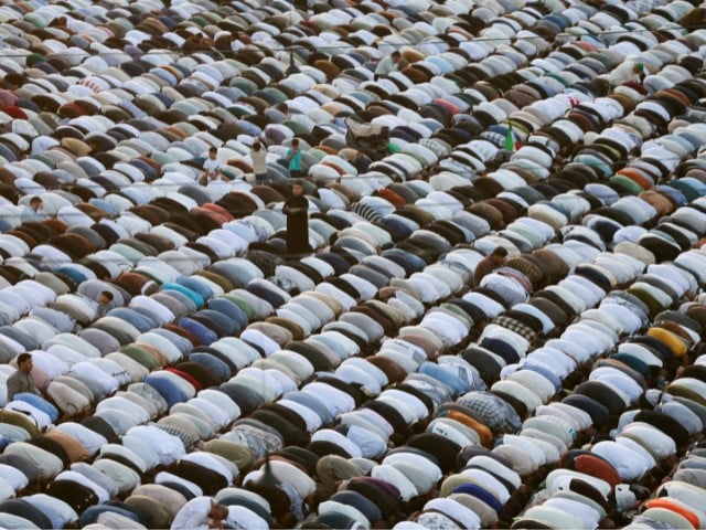 Shi'ite Muslim worshippers perform Eidul Azha prayers between the shrines of Imam Hussein and Imam Abbas in the holy city of Karbala, Iraq, on May 27, 2026. PHOTO: REUTERS
