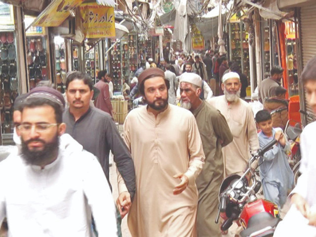 Eid shopping surge hits Peshawar as crowds flock to markets for traditional chappals