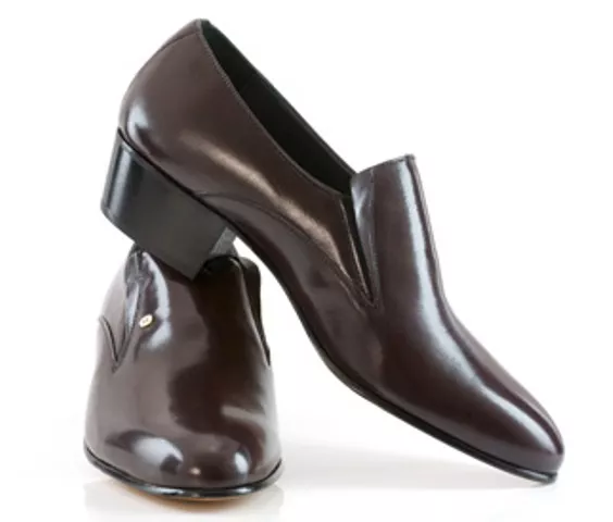 judge pelted with shoes for disrespecting accused judge pelted with shoes for disrespecting accused
