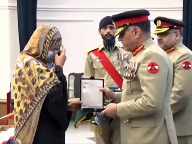 43 kins of shuhada received tamgha e basalat while sitara e imtiaz was awarded to two officers and tamgha e imtiaz to 15 officers screengrab 43 kins of shuhada received tamgha e basalat while sitara e imtiaz was awarded to two officers and tamgha e imtiaz to 15 officers screengrab