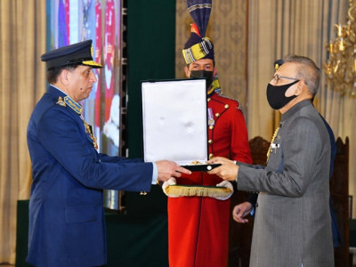 president honours new air chief with nishan e imtiaz president honours new air chief with nishan e imtiaz
