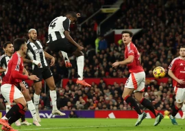 newcastle beat manchester united 2 0 isak and joelinton shine