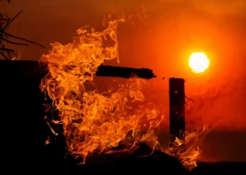 five killed thousands displaced as eaton fire burns 10 600 acres in la