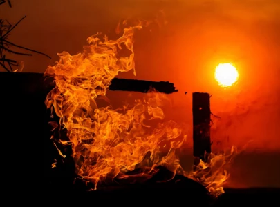 five killed thousands displaced as eaton fire burns 10 600 acres in la