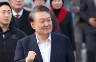 photo south korean impeached president yoon suk yeol gestures outside the seoul detention center after his release reuters photo south korean impeached president yoon suk yeol gestures outside the seoul detention center after his release reuters