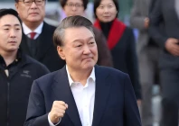 photo south korean impeached president yoon suk yeol gestures outside the seoul detention center after his release reuters photo south korean impeached president yoon suk yeol gestures outside the seoul detention center after his release reuters