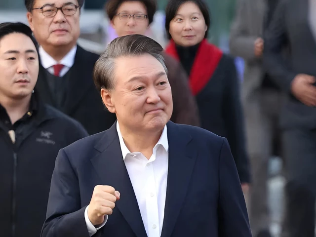 photo south korean impeached president yoon suk yeol gestures outside the seoul detention center after his release reuters photo south korean impeached president yoon suk yeol gestures outside the seoul detention center after his release reuters