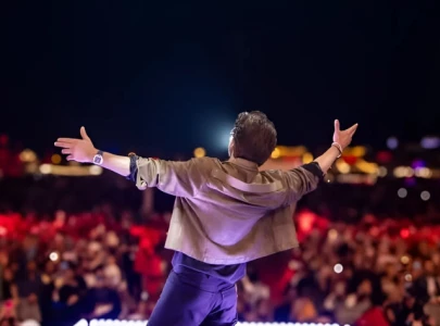 shah rukh khan delights fans in dubai shares moments from iconic films shah rukh khan delights fans in dubai shares moments from iconic films