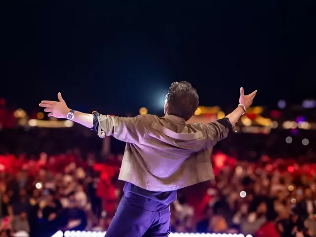shah rukh khan delights fans in dubai shares moments from iconic films shah rukh khan delights fans in dubai shares moments from iconic films