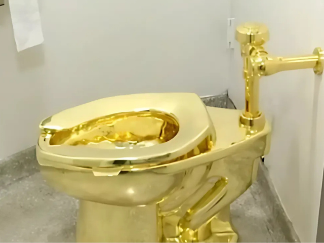 three men on trial for stealing 6mn gold toilet