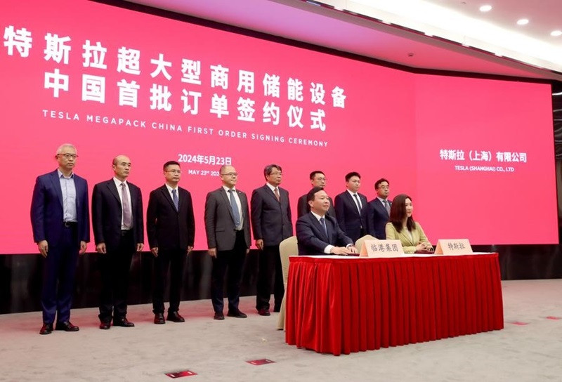 This photo taken on May 23, 2024 shows the signing ceremony of the first batch of orders for Tesla's Megapacks in China in east China's Shanghai. PHOTO: XINHUA